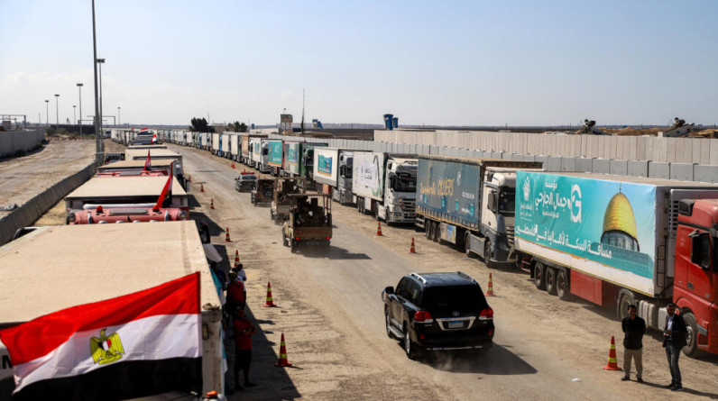 أكثر من 2000 شاحنة مساعدات عالقة بالجانب المصري من معبر رفح